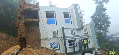  ललितपुरको धापाखेलमा जमिन भासिदा एक घर खोलामा खस्यो, मानवीय क्षति भएन 